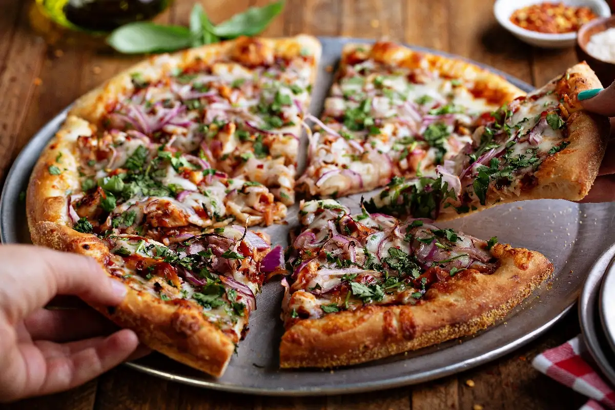 Pizza au poulet et à la mozzarella