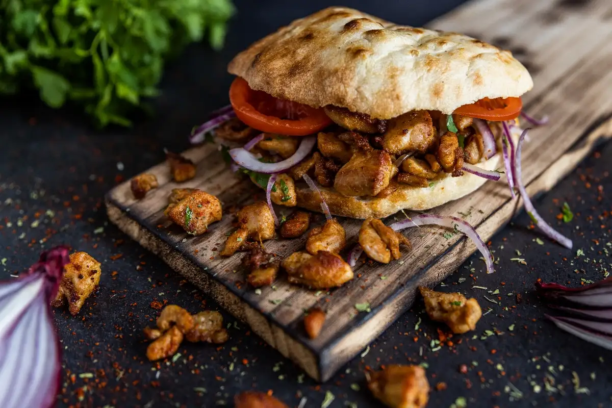 Sandwich au poulet mariné